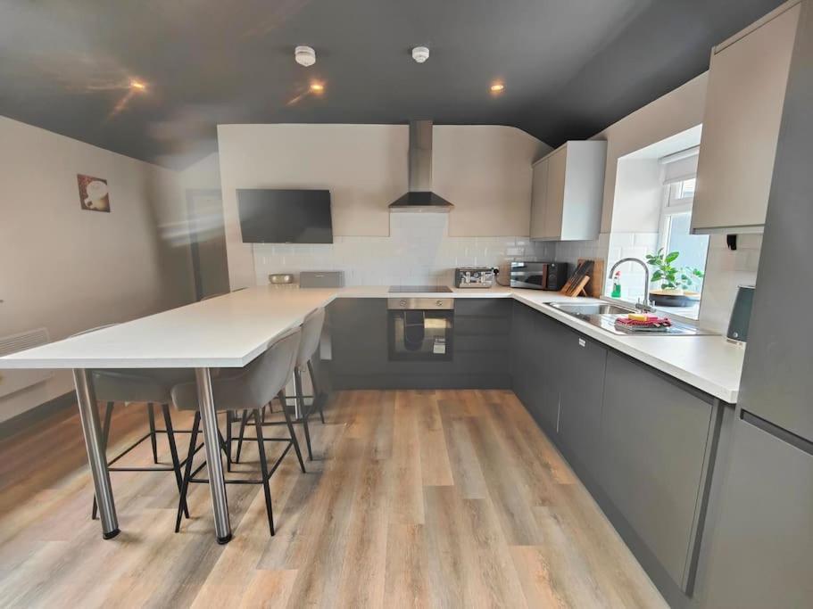 Sloane Modern 2 Bedroom Seafront Apartment 블랙풀 외부 사진