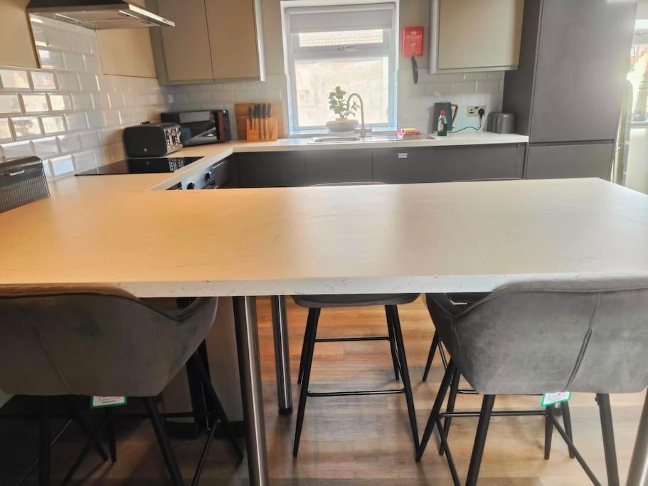 Sloane Modern 2 Bedroom Seafront Apartment 블랙풀 외부 사진