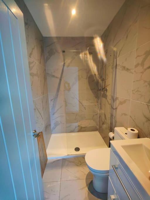 Sloane Modern 2 Bedroom Seafront Apartment 블랙풀 외부 사진