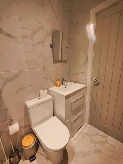 Sloane Modern 2 Bedroom Seafront Apartment 블랙풀 외부 사진