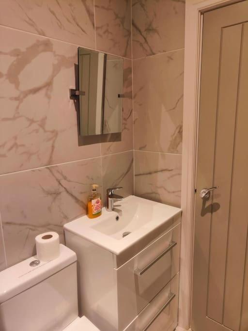 Sloane Modern 2 Bedroom Seafront Apartment 블랙풀 외부 사진