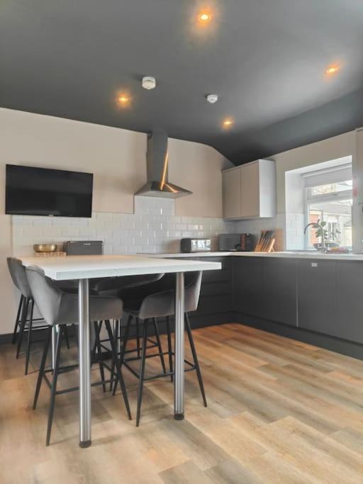 Sloane Modern 2 Bedroom Seafront Apartment 블랙풀 외부 사진